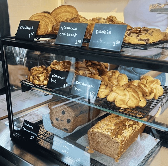 Een display met allerlei vegan vienoisserie