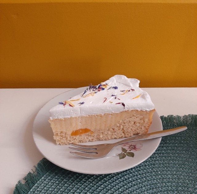 Een bordje met een taartje voor een gele achtergrond