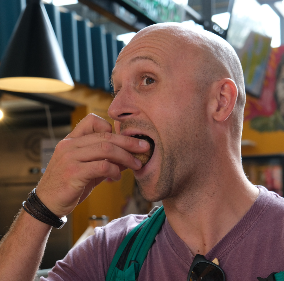 Een gids neemt een hapje van een gerecht