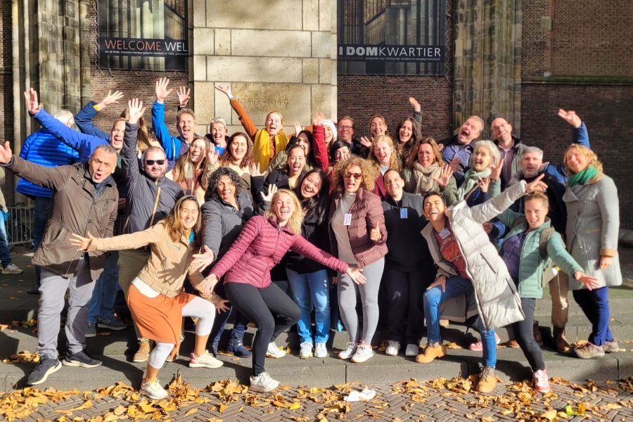 Teamuitje in Utrecht met een grote groep die vrolijk poseert voor de foto.
