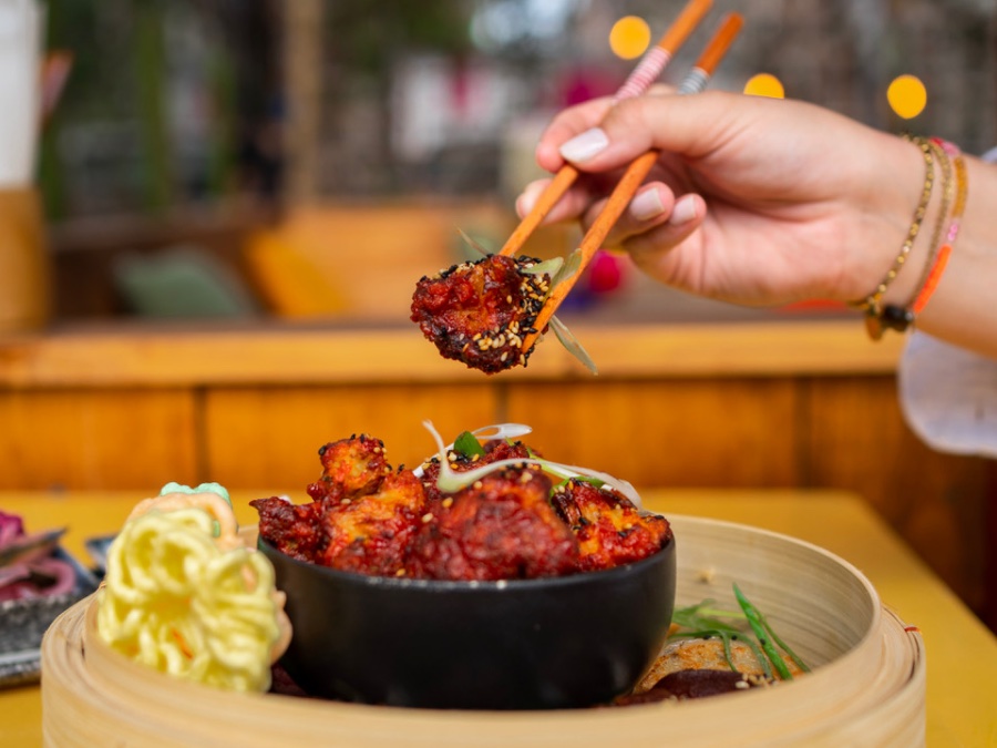 Een schaaltje met gefrituurde bloemkool bites die je krijgt tijdens dit teamuitje in Amsterdam.