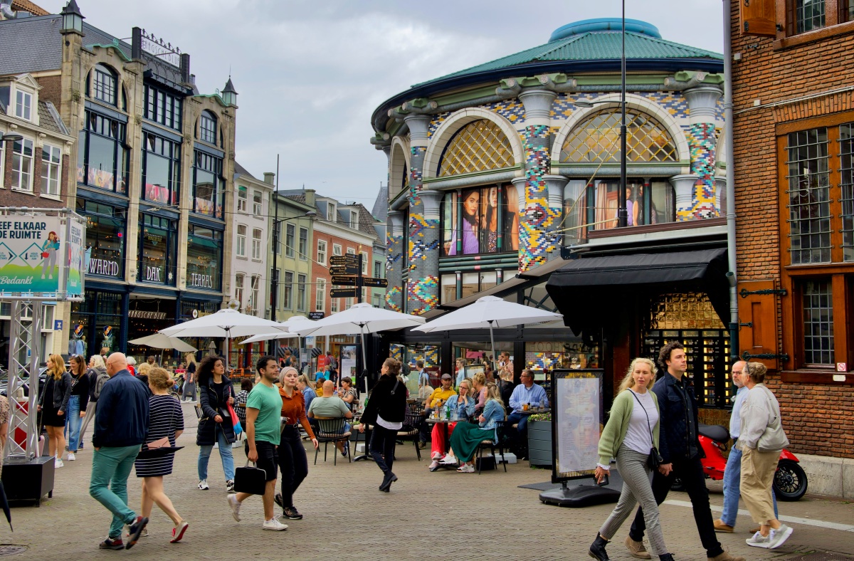 Gezellige winkelstraat met kleurrijke gebouwen in de binnenstad van Den Haag.