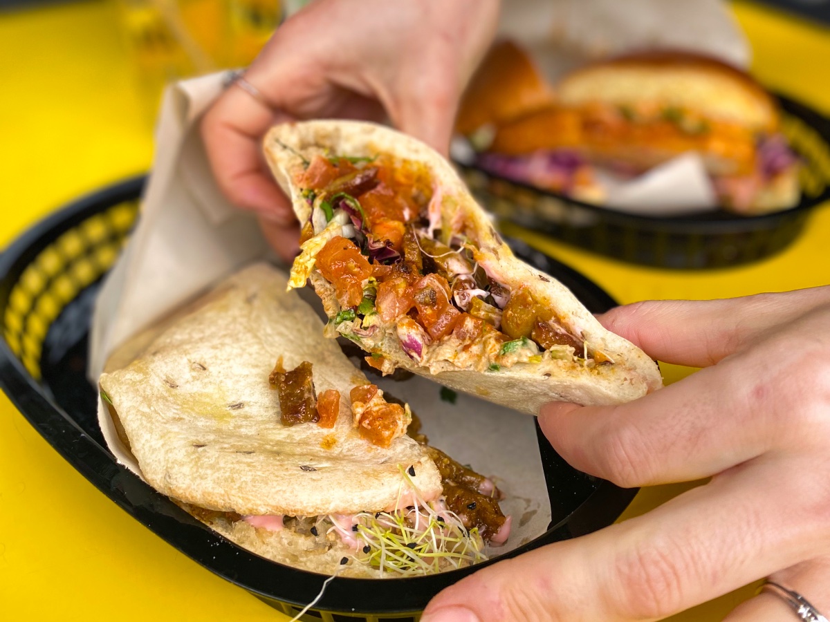 Pita met kleurrijke vulling die je krijgt tijdens de vegan food tour in Den Haag.